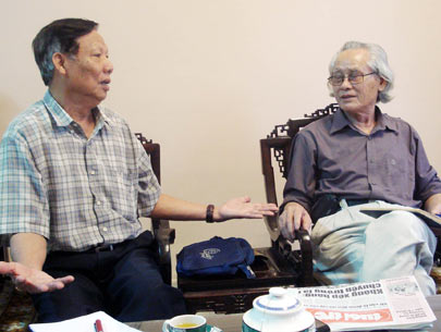 Ông Lê Huy Ngọ - nguyên bộ trưởng Bộ Nông nghiệp và phát triển nông thôn (trái) và nhà văn Vân Thảo - tác giả kịch bản phim Bí thư tỉnh ủy - do VTV chuẩn bị khởi quay - Ảnh: Đức Bình