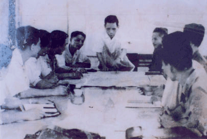 Ông Kim Ngọc (giữa) chỉ đạo lực lượng vũ trang Vĩnh Phú bố trí lực lượng bắn máy bay tầm thấp của Mỹ - Ảnh tư liệu