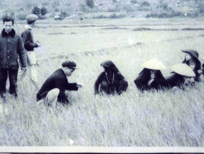 Ông Kim Ngọc (đội mũ, ngồi hàng đầu bên trái) với bà con dân tộc tại xã Lãng Công, huyện Lập Thạch - Ảnh tư liệu