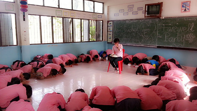 Học sinh quỳ xuống cúi lạy chị. Rồi các em đồng thanh nói: “Teacher, don’t go Vietnam!” - Ảnh nhân vật cung cấp				